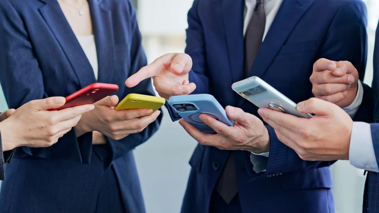 La location longue durée se développe comme alternative à l’achat d’un smartphone, mais cela n’est pas toujours rentable. ( crédit photo : Shutterstock )