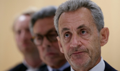 L'ancien président Nicolas Sarkozy s'adresse à la presse, à la sortie de la salle d'audience au tribunal de Paris, le 25 septembre 2025 ( AFP / Alain JOCARD )