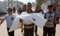 Un proche de la défunte porte le corps de la jeune Palestinienne Rateel Al-Balawi, tuée lors d'une frappe israélienne sur une tente, selon les secouristes, lors de ses funérailles à Khan Younis