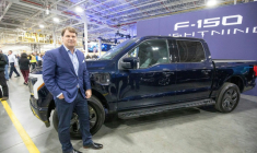 Le patron de Ford Jim Farley devant un F-150 Lightning tout-électrique ( GETTY IMAGES NORTH AMERICA / BILL PUGLIANO )