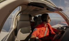 Un pilote de l'ONG suisse Humanitarian Pilots Initiative (HPI) survole l'océan Atlantique entre les Canaries et les côtes ouest-africaines pour localiser des embarcations de migrants en difficulté, le 22 janvier 2026 ( AFP / MICHELE CATTANI )