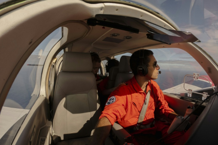 Un pilote de l'ONG suisse Humanitarian Pilots Initiative (HPI) survole l'océan Atlantique entre les Canaries et les côtes ouest-africaines pour localiser des embarcations de migrants en difficulté, le 22 janvier 2026 ( AFP / MICHELE CATTANI )