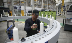 Photo d'un ouvrier qui assemble une éolienne à l'usine Siemens Gamesa