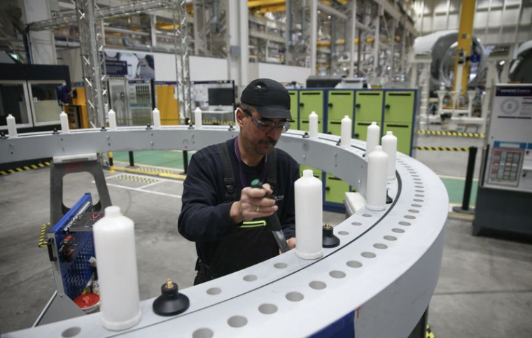 Photo d'un ouvrier qui assemble une éolienne à l'usine Siemens Gamesa