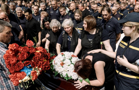 Funérailles d'un pompier tué pendant une attaque de missiles russes sur Kiev, le 9 juin 2025 ( AFP / Andrew Kravchenko )