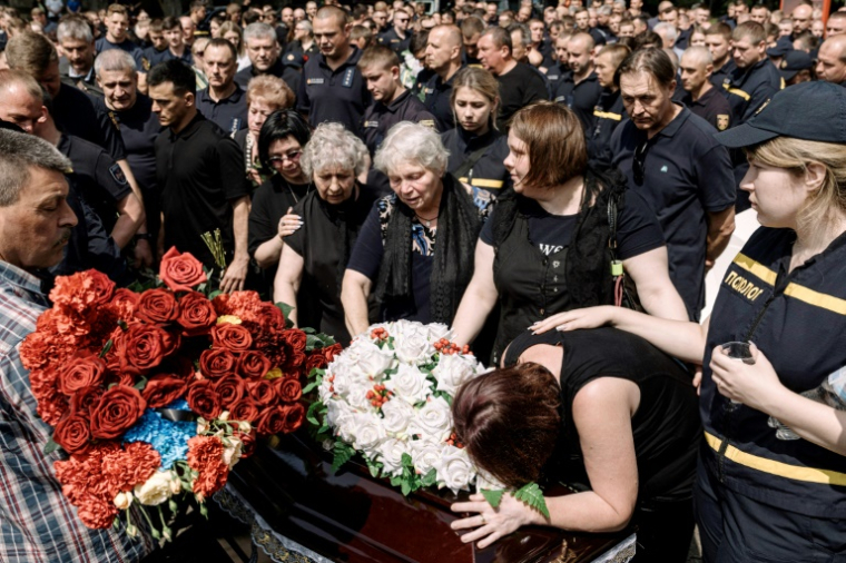 Funérailles d'un pompier tué pendant une attaque de missiles russes sur Kiev, le 9 juin 2025 ( AFP / Andrew Kravchenko )