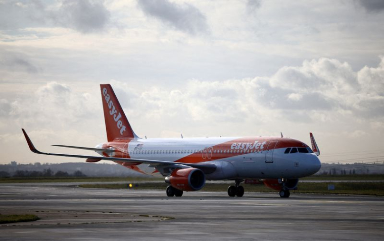 Un avion d'EasyJet décolle de l'aéroport Paris Charles de Gaulle, en France