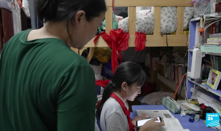 Addiction aux écrans : la Chine vers un couvre-feu numérique pour les jeunes
