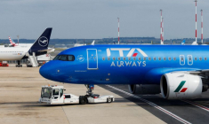Un avion du transporteur italien Italia Trasporto Aereo (ITA Airways) est stationné à côté d'un avion de Lufthansa