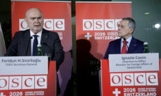 Le président en exercice de l'OSCE, le ministre suisse des Affaires étrangères Ignazio Cassis (d), lors d'une conférence de presse conjointe avec le secrétaire général de l'OSCE Feridun Hadi Sinirlioglu à l'aéroport international de Vienne, le 6 février 2026 en Autriche ( AFP / Alex HALADA )