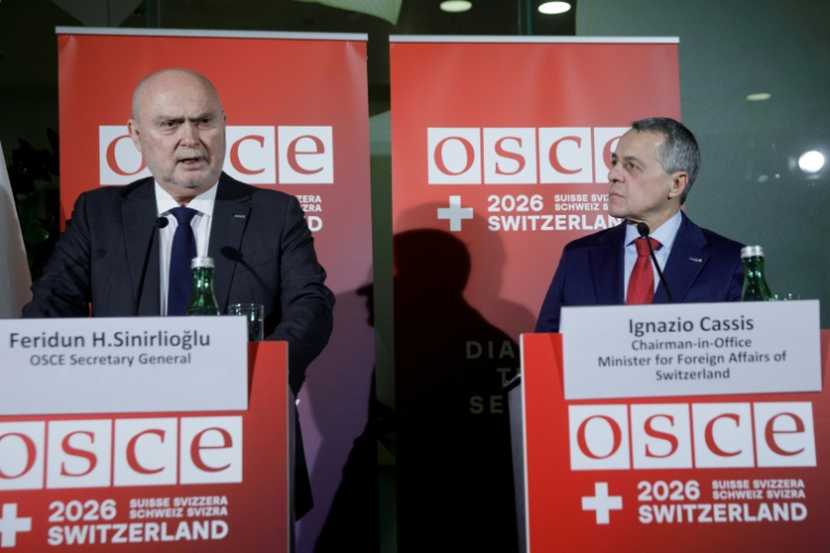 Le président en exercice de l'OSCE, le ministre suisse des Affaires étrangères Ignazio Cassis (d), lors d'une conférence de presse conjointe avec le secrétaire général de l'OSCE Feridun Hadi Sinirlioglu à l'aéroport international de Vienne, le 6 février 2026 en Autriche ( AFP / Alex HALADA )