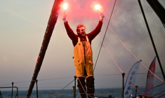 Charlie Dalin arrive en vainqueur du Vendée Globe le 14 janvier 2025 aux Sables-d'Olonne, pulvérisant de neuf jours le record de la course autour du monde en solitaire et sans escale. Le marin a dévoilé depuis qu'il avait réussi cet exploit alors qu'il est atteint d'un cancer ( AFP / LOIC VENANCE )