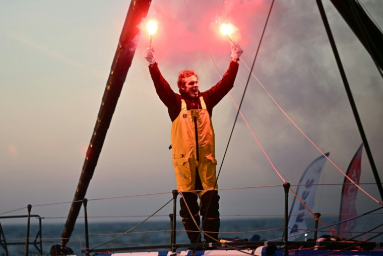 Charlie Dalin arrive en vainqueur du Vendée Globe le 14 janvier 2025 aux Sables-d'Olonne, pulvérisant de neuf jours le record de la course autour du monde en solitaire et sans escale. Le marin a dévoilé depuis qu'il avait réussi cet exploit alors qu'il est atteint d'un cancer ( AFP / LOIC VENANCE )