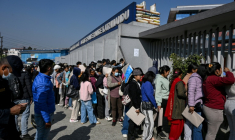 Des jeunes font la queue pour déposer des demandes d'emploi de policiers temporaires avant les prochaines élections générales, devant le commissariat de police du district de Katmandou, le 11 janvier 2026 au Népal ( AFP / Prakash MATHEMA )
