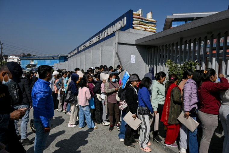 Des jeunes font la queue pour déposer des demandes d'emploi de policiers temporaires avant les prochaines élections générales, devant le commissariat de police du district de Katmandou, le 11 janvier 2026 au Népal ( AFP / Prakash MATHEMA )