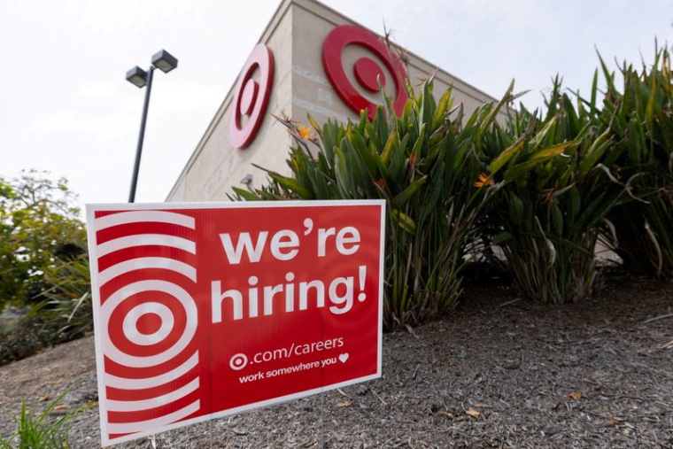 Panneau annonçant des offres d'emploi dans un magasin Target en Californie