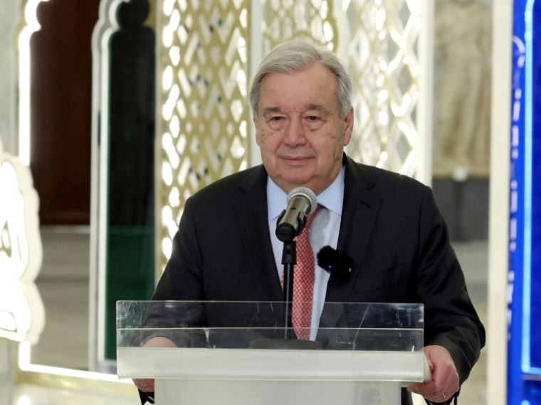 Photo diffusée par le service de presse de la présidence libanaise montrant le secrétaire général de l'ONU, Antonio Guterres, lors d'une conférence de presse après sa rencontre avec le président libanais au palais de Baabda, à l'est de Beyrouth, le 13 mars 2026 ( Service de presse de la présidence libanaise / - )