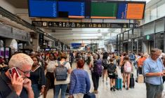 Des passagers patientent à la gare Montparnasse à Paris le 27 août 2026 ( AFP / Olivier MORIN )