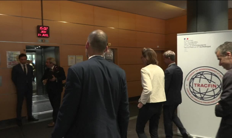 Bayrou en déplacement dans les locaux de Tracfin