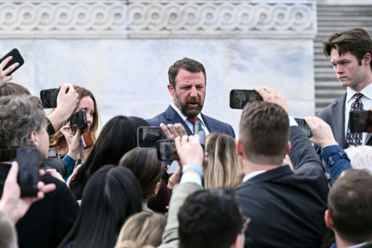 Le sénateur républicain Markwayne Mullin répond aux journalistes devant le Capitole, le 5 mars 2026 à Washington ( AFP / Brendan SMIALOWSKI )