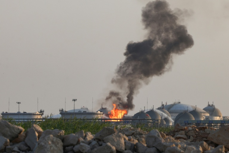 Des flammes dans la raffinerie Aramco au sud de Riyad le 3 octobre 2026 ( AFP / - )