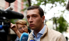 Jordan Bardella s'adresse aux médias après la défaite de Marine Le Pen au second tour de l'élection présidentielle française