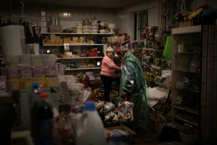 Galyna Golovko dans son échoppe à Stetskivka, proche de la ligne de front, dans le nord-est de l'Ukraine, le 12 juin 2025 ( AFP / Florent VERGNES )