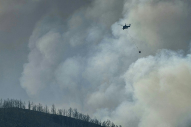 Un hélicoptère de la Sécurité civile participe à la lutte contre un incendie à Saint-Laurent-de-Cabrerissse, dans l'Aude, le 6 août 2025 ( AFP / Idriss BIGOU-GILLES )