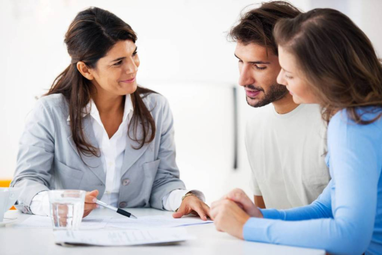 Qui peut souscrire un compte joint ? Comment faire ? / iStock.com - skynesher