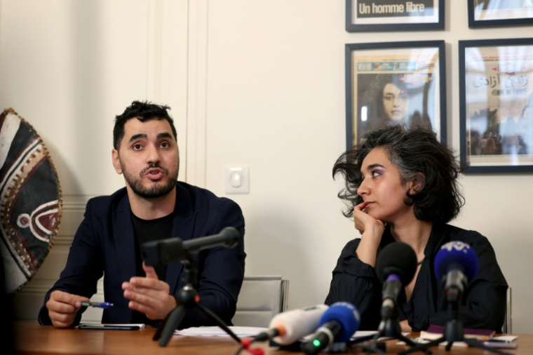 Jonathan Dagher, responsable du Moyen-Orient à Reporters sans frontières (RSF), et l'avocate franco-iranienne Chirinne Ardakani, lors d'un point presse en soutien à Narges Mohammadi, le 5 mai 2026 à Paris  ( AFP / Xavier GALIANA )