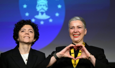 La figure de la contestation bélarusse Maria Kolesnikova (D), libérée en décembre dernier après plus de cinq ans de prison pour son opposition au président Alexandre Loukachenko, reçoit le prestigieux prix Charlemagne, à Aachen en Allemagne, le 14 mars 2026 ( AFP / INA FASSBENDER )