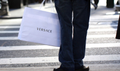 LUXE: LES MAISONS INDÉPENDANTES SOUS PRESSION APRÈS LE RACHAT DE VERSACE