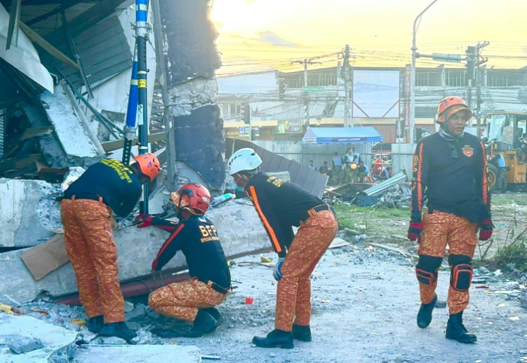 Des secouristes sur le site d'un bâtiment effondré après un séisme de magnitude 7,8 à General Santos, le 8 juin 2026 aux Philippines ( AFP / Ferdinandh Cabrera )