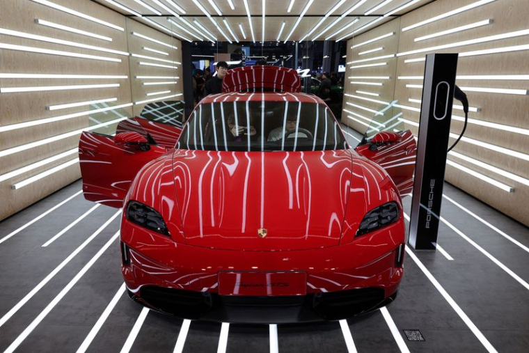 Le véhicule électrique (VE) Porsche Taycan GTS