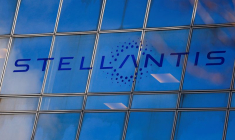 Le logo de Stellantis orne le bâtiment de l'entreprise à Poissy