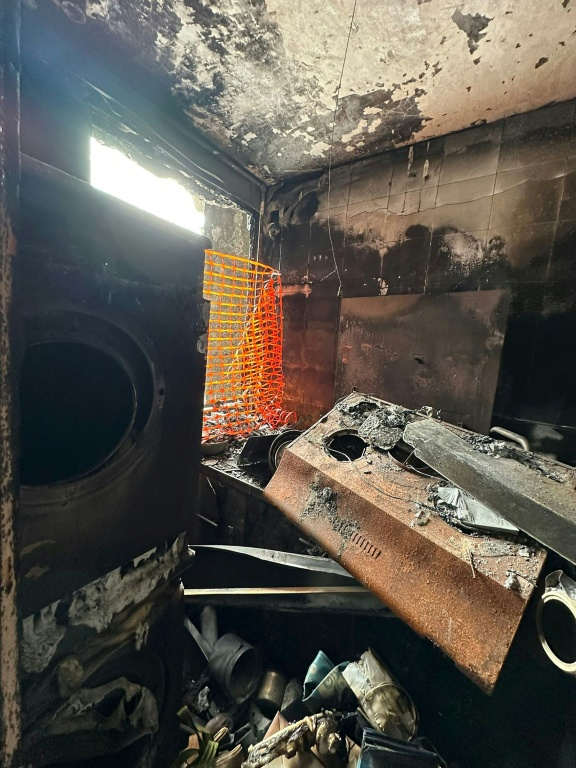 Sur cette photo prise et transmise le 23 avril 2026 par un habitant de Wang Fuk Court, Bowie Chan, des appareils électroménagers sont carbonisés dans leur appartement endommagé par l'incendie de novembre, à Hong Kong ( Courtesy of Bowie Chan / Bowie Chan )