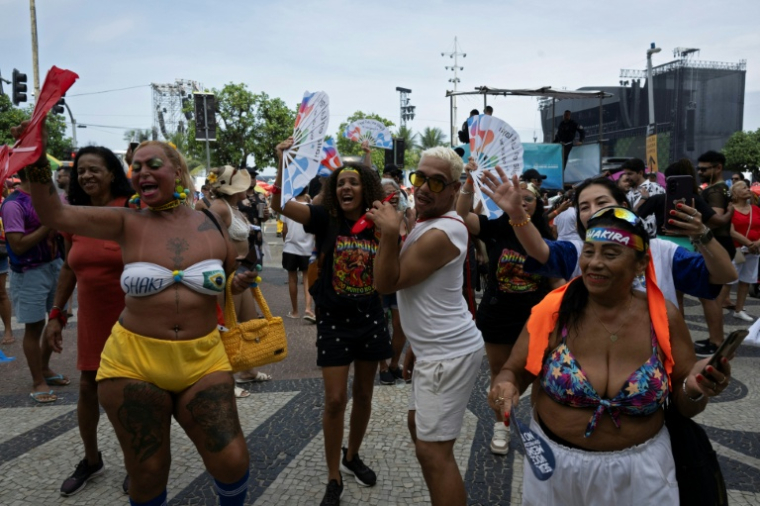 Des fans de Shakira sur la plage de Copacabana à Rio, le 2 mai 2026 ( AFP / Pablo PORCIUNCULA )