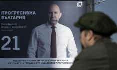 Une affiche électorale de l'ex-président bulgare Roumen Radev à Sofia le 17 avril 2026 ( AFP / Nikolay DOYCHINOV )