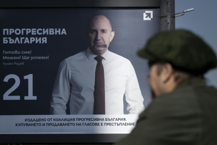 Une affiche électorale de l'ex-président bulgare Roumen Radev à Sofia le 17 avril 2026 ( AFP / Nikolay DOYCHINOV )