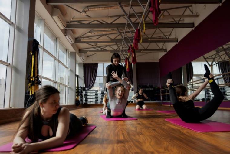 Des danseuses répètent dans une salle de sport avant une représentation au club de strip-tease "Flash Dancers", le 15 mai 2025 à Kharkiv, en Ukraine ( AFP / Tetiana DZHAFAROVA )
