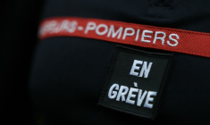 Les syndicats des sapeurs-pompiers professionnels ont annoncé reconduire jusqu'au 4 décembre leur mouvement de grève initié après une saison des mégafeux record ( AFP / Thomas SAMSON )