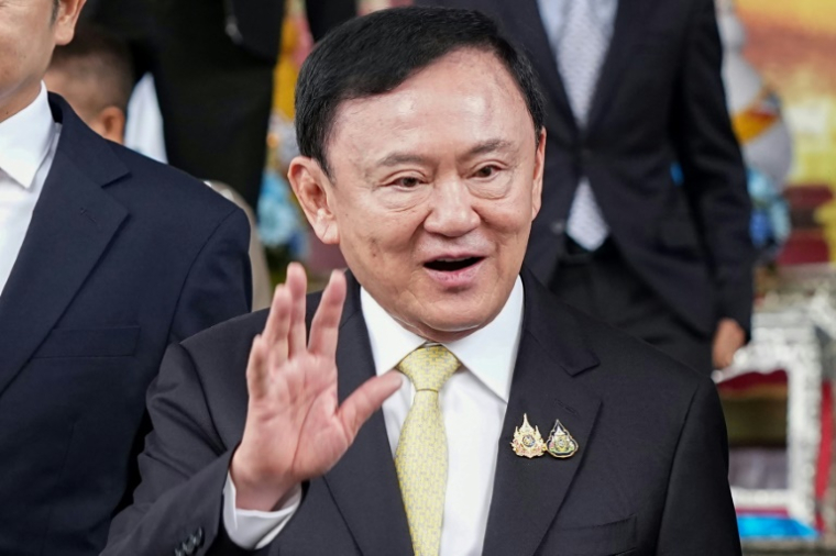 L'ancien Premier ministre thaïlandais Thaksin Shinawatra à la sortie du tribunal, le 22 août 2025 à Bangkok ( AFP / Chanakarn Laosarakham )