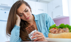 L’alimentation émotionnelle est un comportement assez fréquent chez les femmes comme chez les hommes, qui n’est pas considéré, en soi, comme un trouble psychologique. (crédit: Adobe Stock)