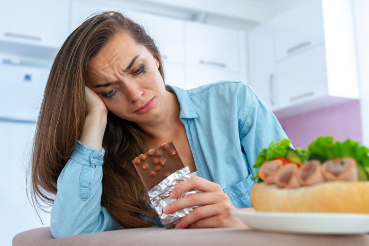 L&rsquo;alimentation &eacute;motionnelle est un comportement assez fr&eacute;quent chez les femmes comme chez les hommes, qui n&rsquo;est pas consid&eacute;r&eacute;, en soi, comme un trouble psychologique. (cr&eacute;dit: Adobe Stock)