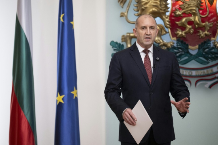 Le Premier ministre désigné et ancien président Roumen Radev prend la parole après avoir accepté un mandat pour former un nouveau gouvernement, le 7 mai 2026 à Sofia ( AFP / Nikolay DOYCHINOV )