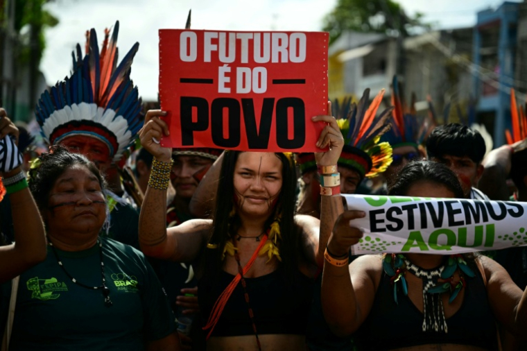 Marche des peuples indigènes, à Belem, en marge des discussions de la COP30, le 17 novembre 2025 ( AFP / Pablo PORCIUNCULA )