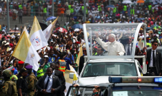 Le pape Léon XIV lors de son arrivée pour célébrer une messe près du stade Japoma à Douala