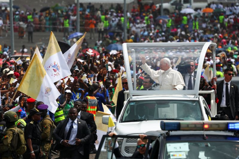Le pape Léon XIV lors de son arrivée pour célébrer une messe près du stade Japoma à Douala