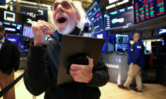 Un opérateur à la Bourse de New York, le 6 mai 2025. ( AFP / TIMOTHY A. CLARY )