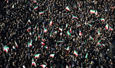 Une foule d'Iraniens s'est rassemblée à Téhéran après la mort du guide suprême Ali Khamenei, tué par des frappes américano-israéliennes, le 1er mars 2026 ( AFP / ATTA KENARE )